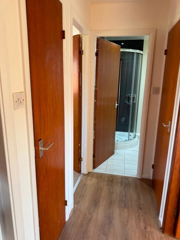 Room Auchinairn Road in Bishopbriggs