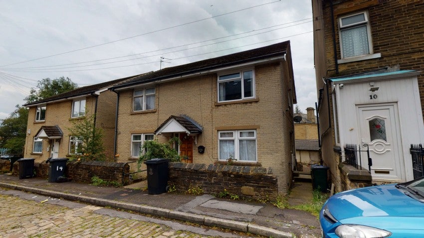 Flat Greenbank Road in Bradford