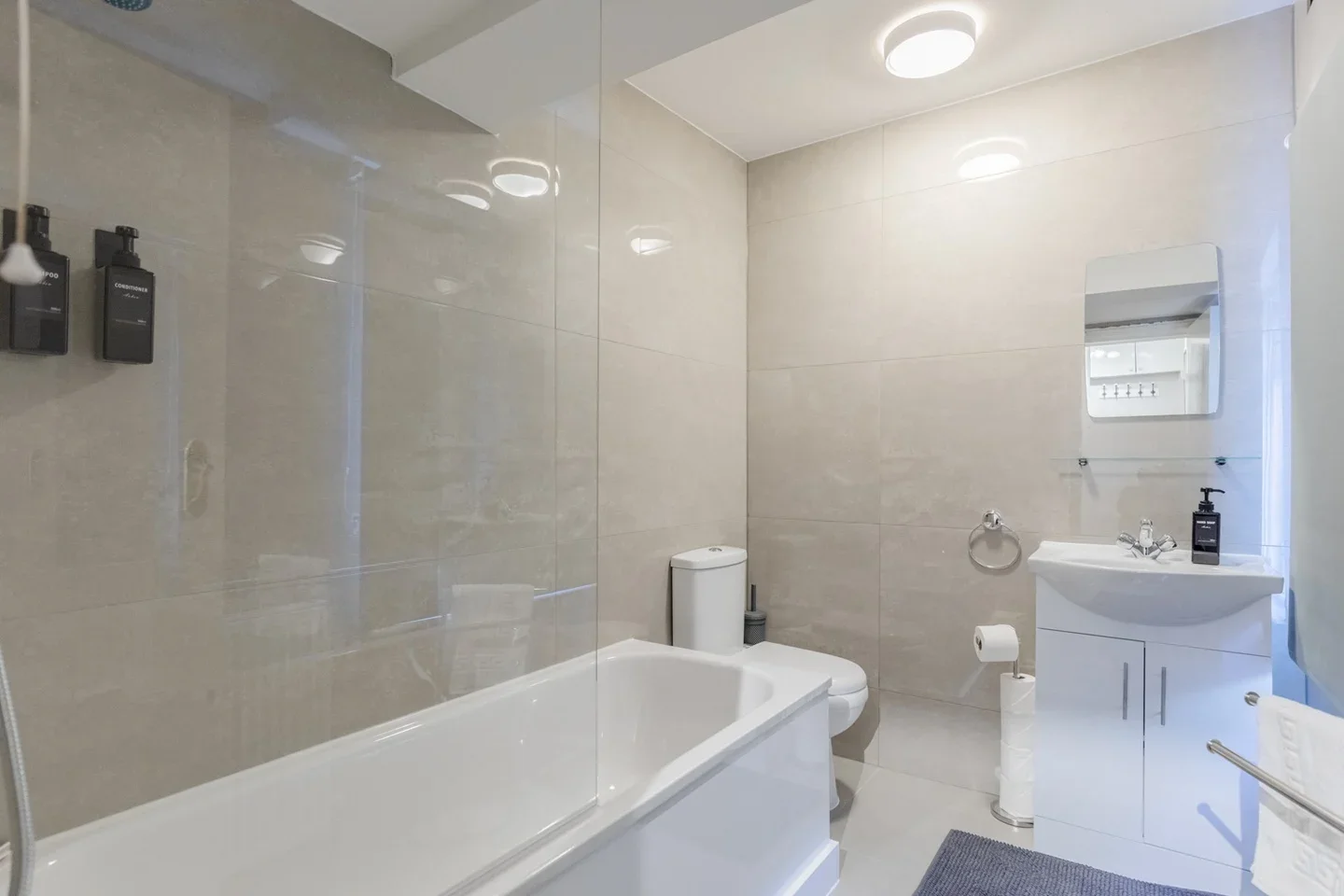 Flat Goldhawk Road in Greater London