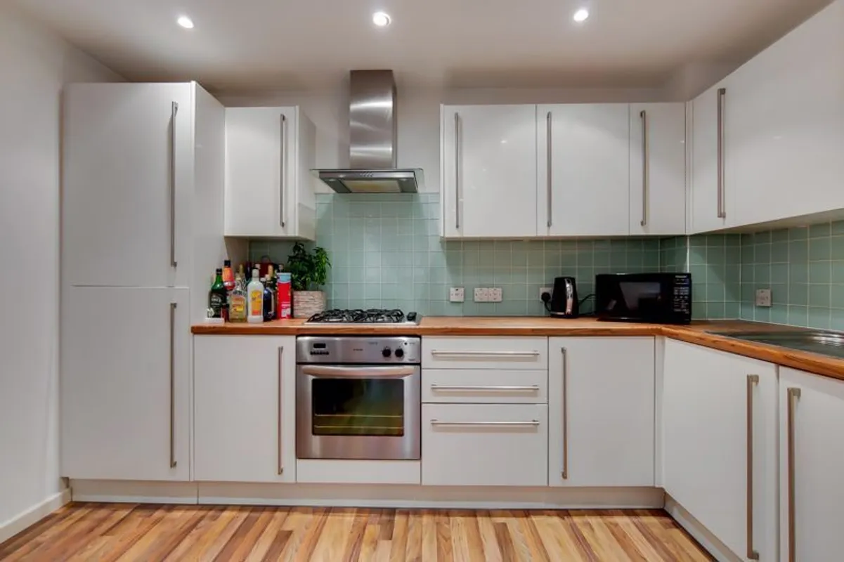 Flat Chicksand Street in Greater London