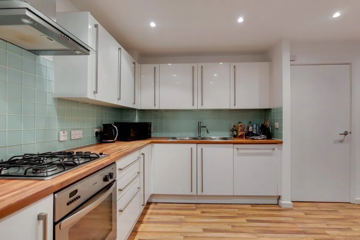 Flat Chicksand Street in Greater London