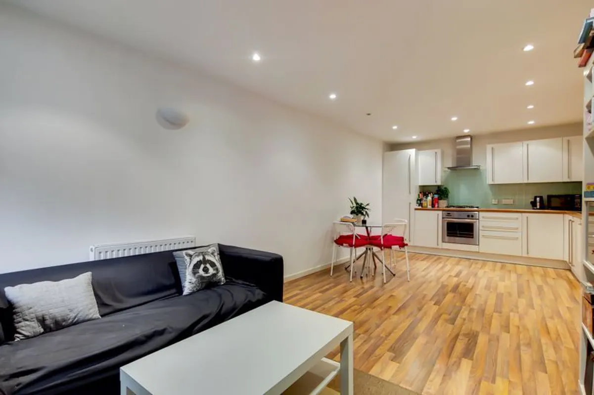 Flat Chicksand Street in Greater London