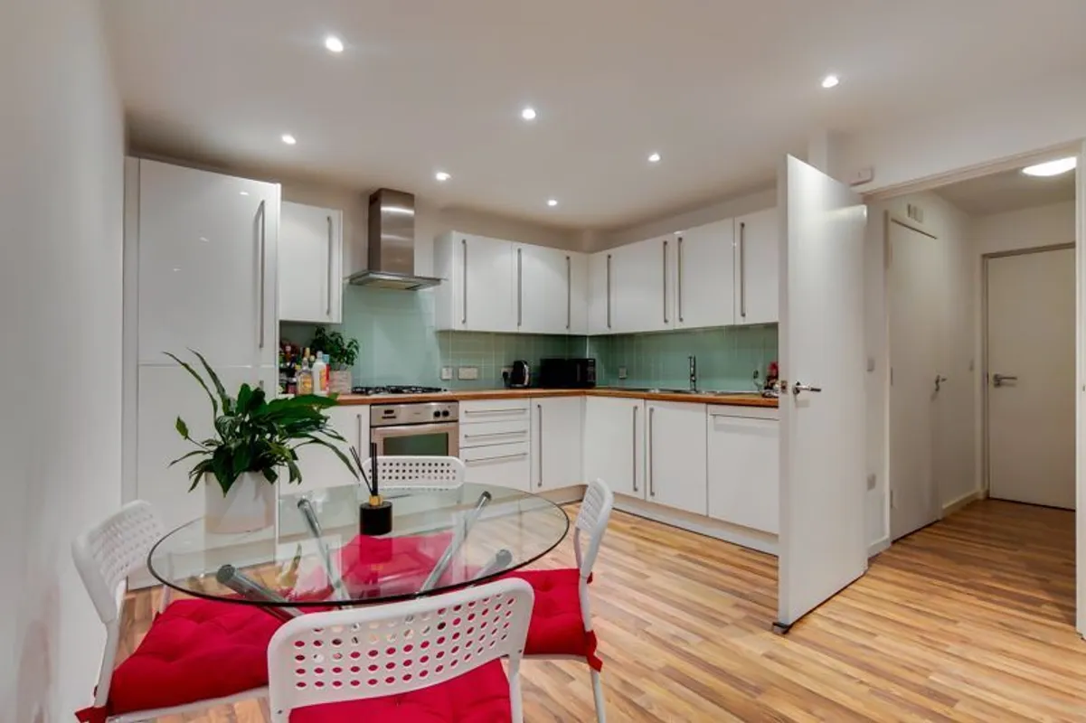 Flat Chicksand Street in Greater London