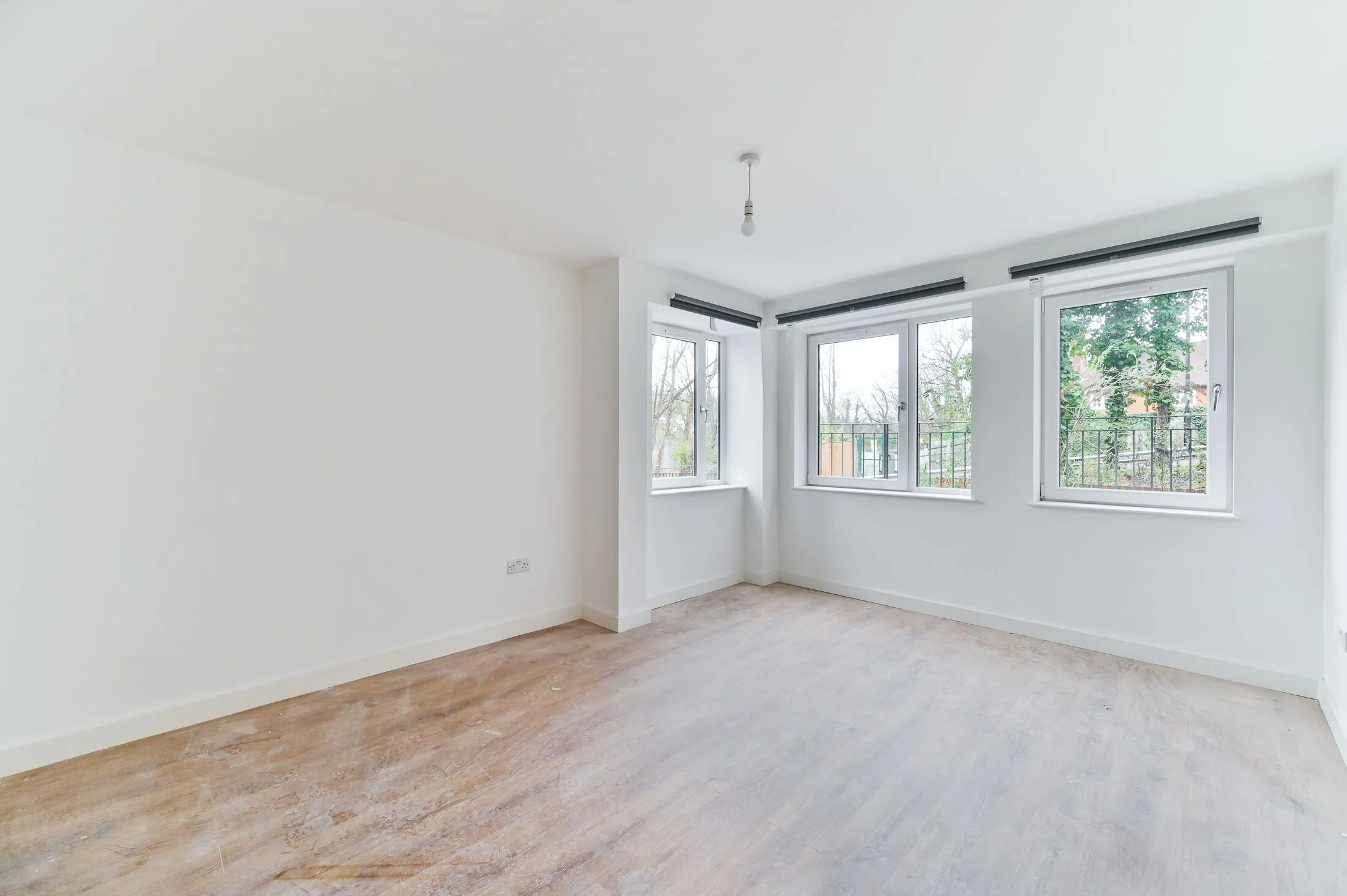 Flat Famet Avenue in Greater London
