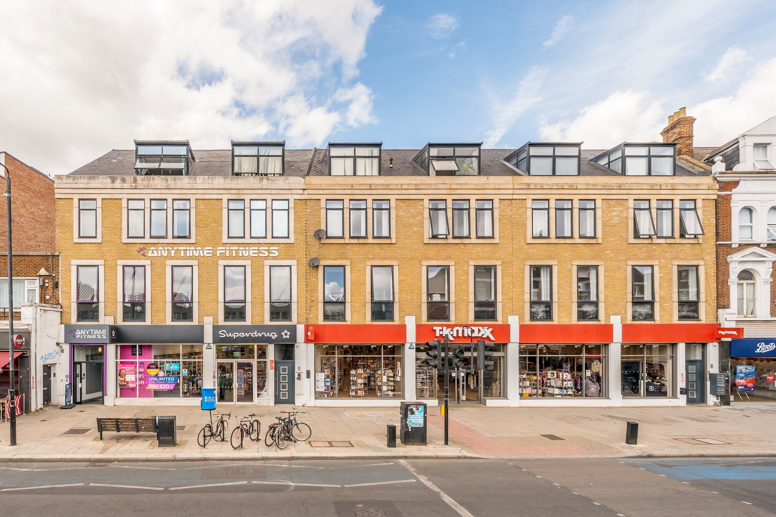 Flat Balham High Road in Greater London