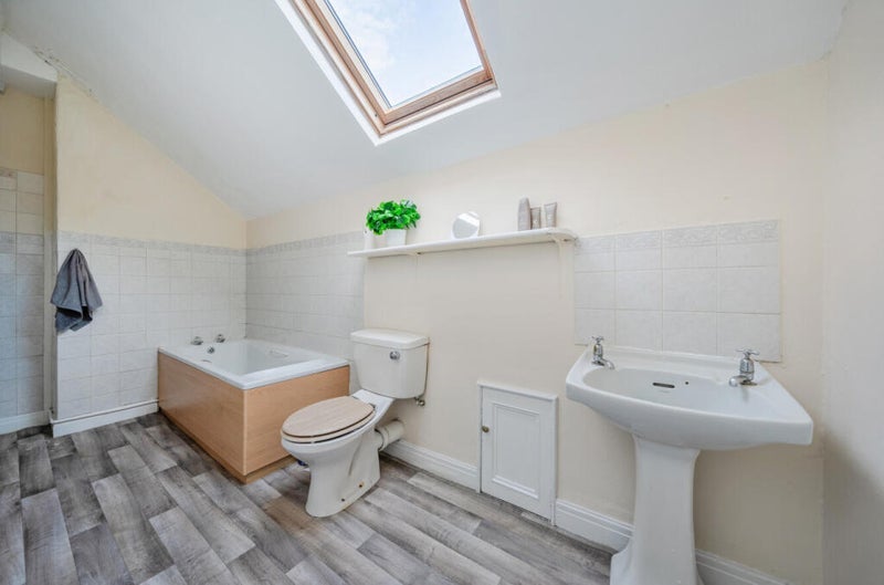 Room Back Ashville Road in Leeds