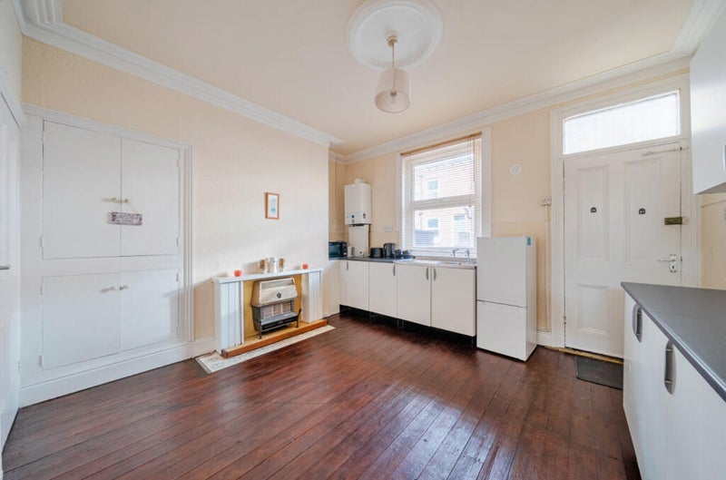 Room Back Ashville Road in Leeds