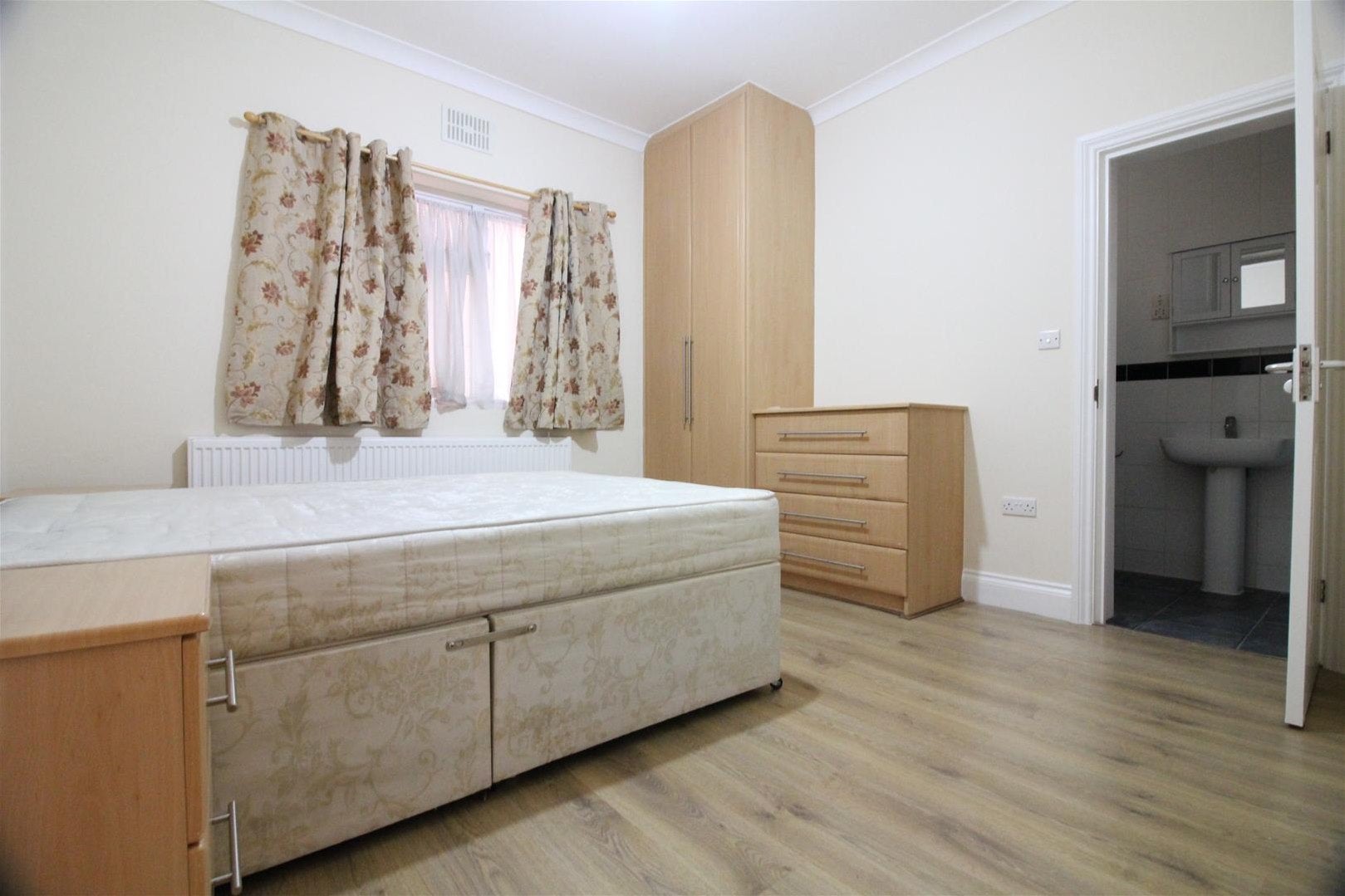 Flat Bulstrode Avenue in Greater London