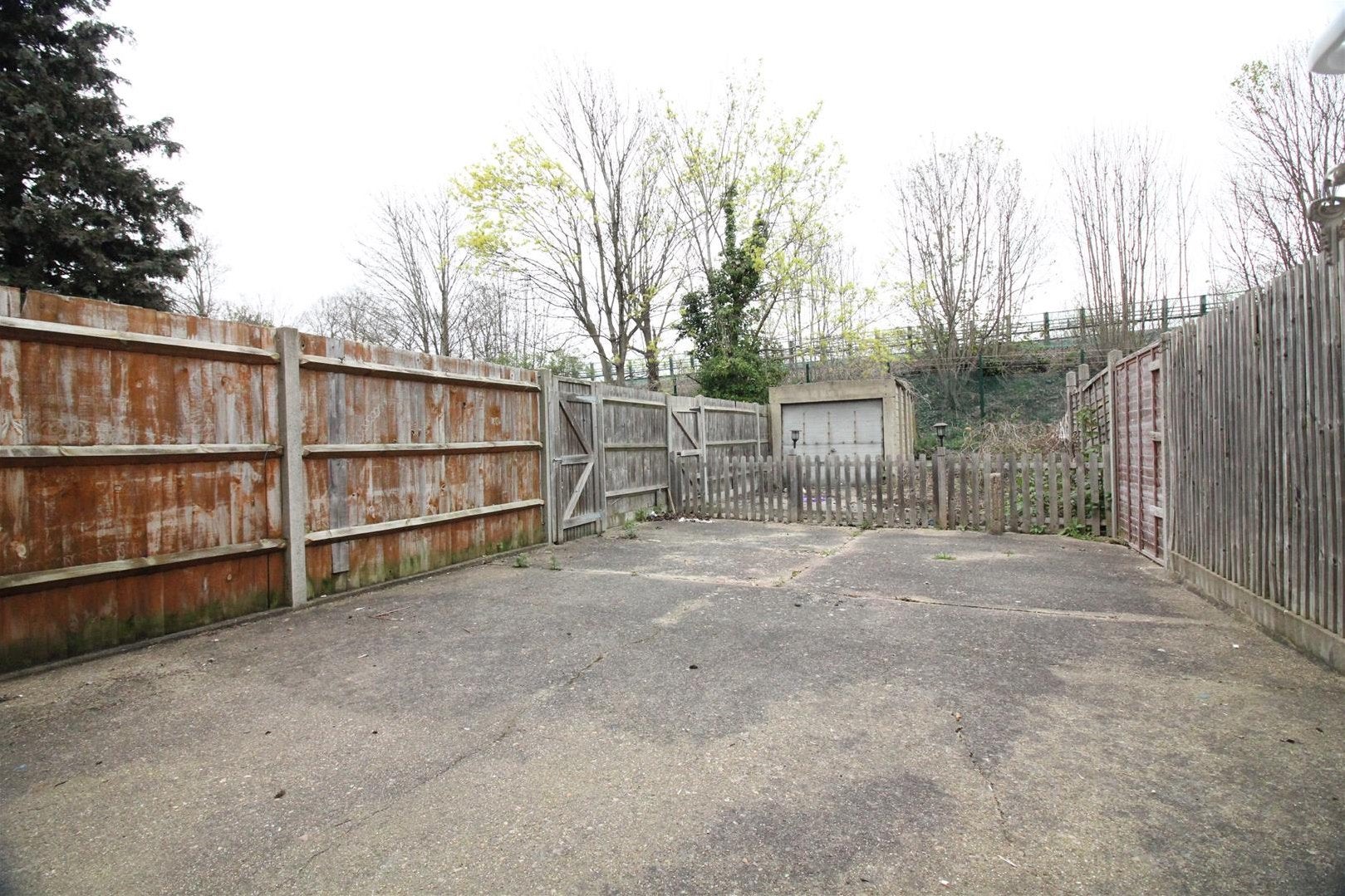 Flat Bulstrode Avenue in Greater London