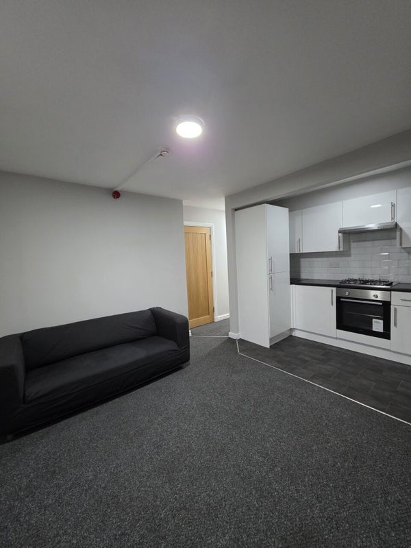 Flat Colchester Avenue in Cardiff