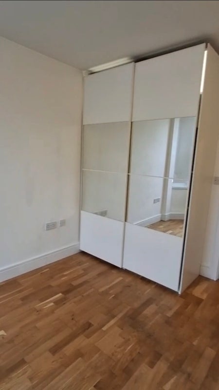 Room Garratt Lane in Greater London