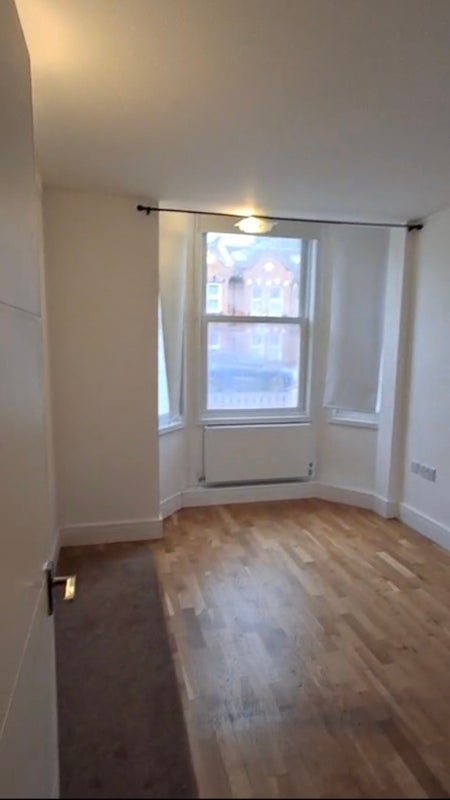 Room Garratt Lane in Greater London