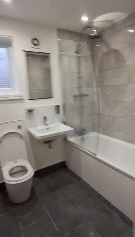 Room Garratt Lane in Greater London