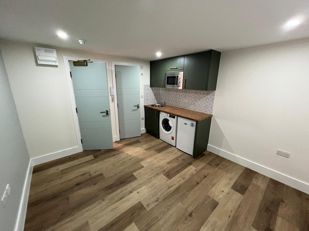 Room High Street in Cheshunt