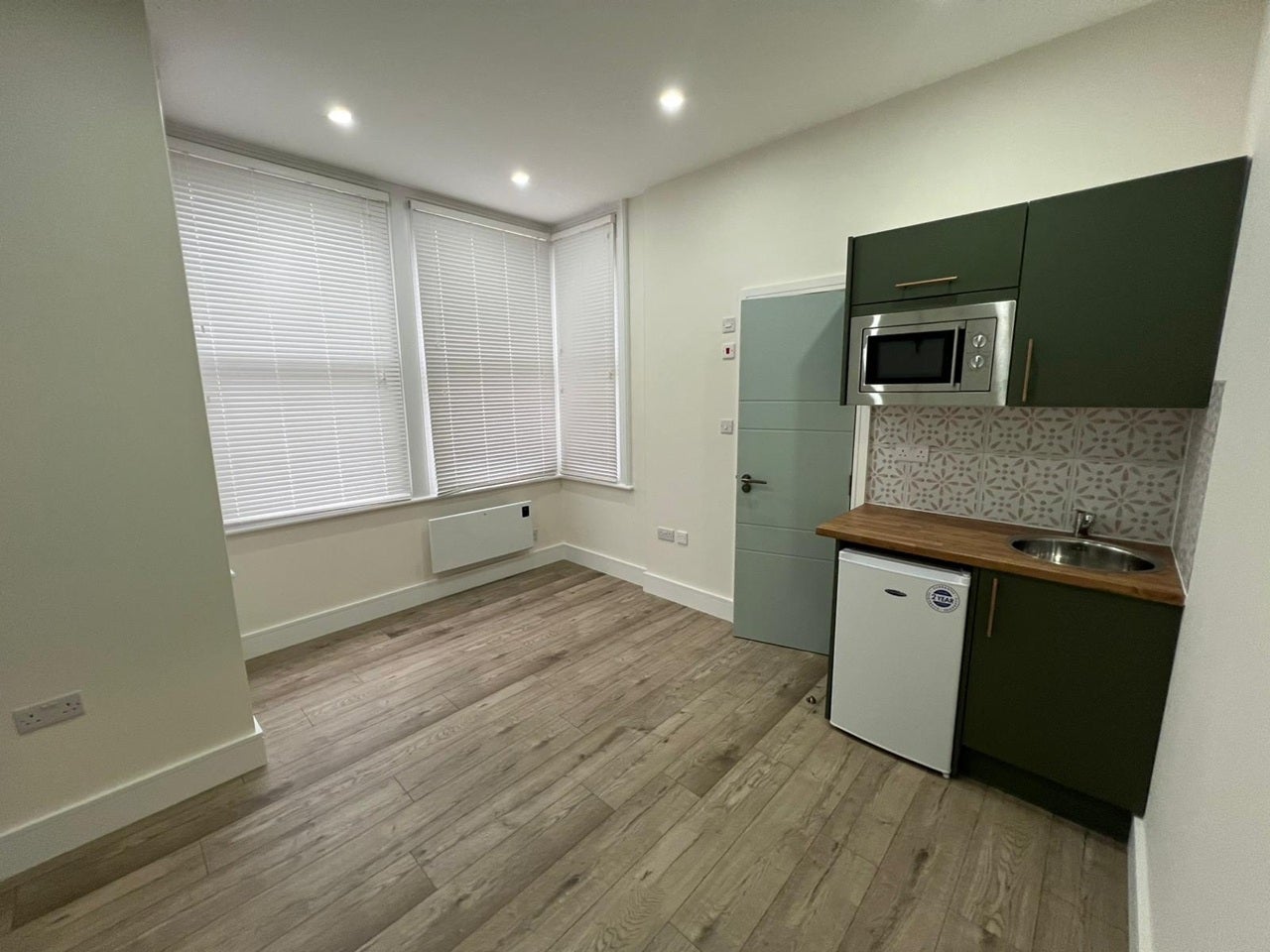 Room High Street in Cheshunt