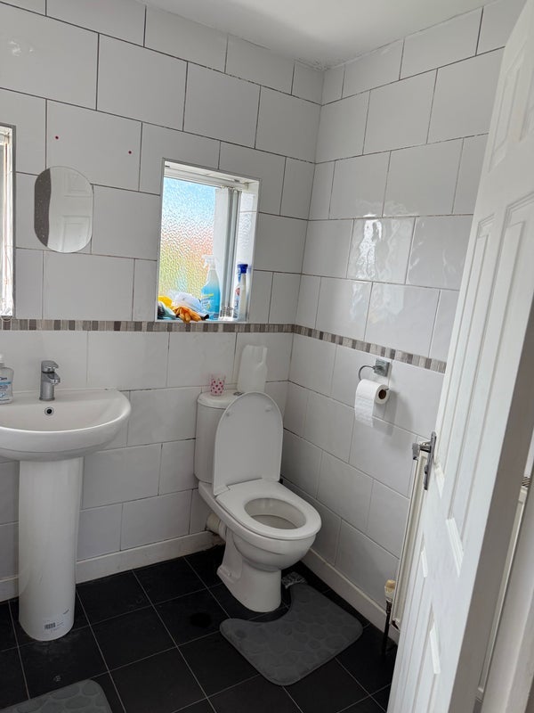 Room Hall Hill Drive in Stoke-on-Trent
