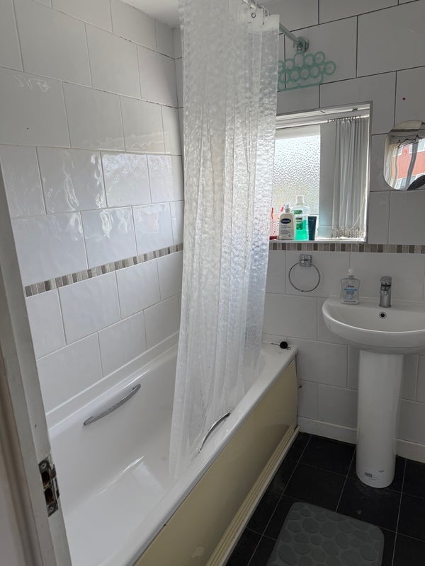 Room Hall Hill Drive in Stoke-on-Trent