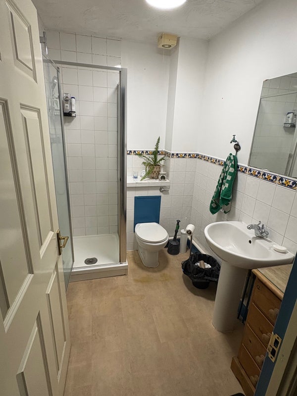 Room Castleview Close in Greater London