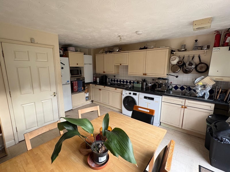 Room Castleview Close in Greater London