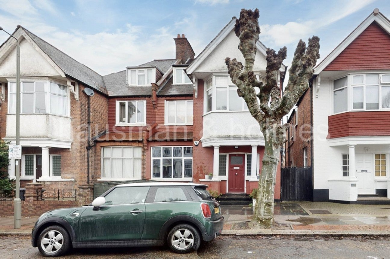 Flat Woodstock Road in Greater London