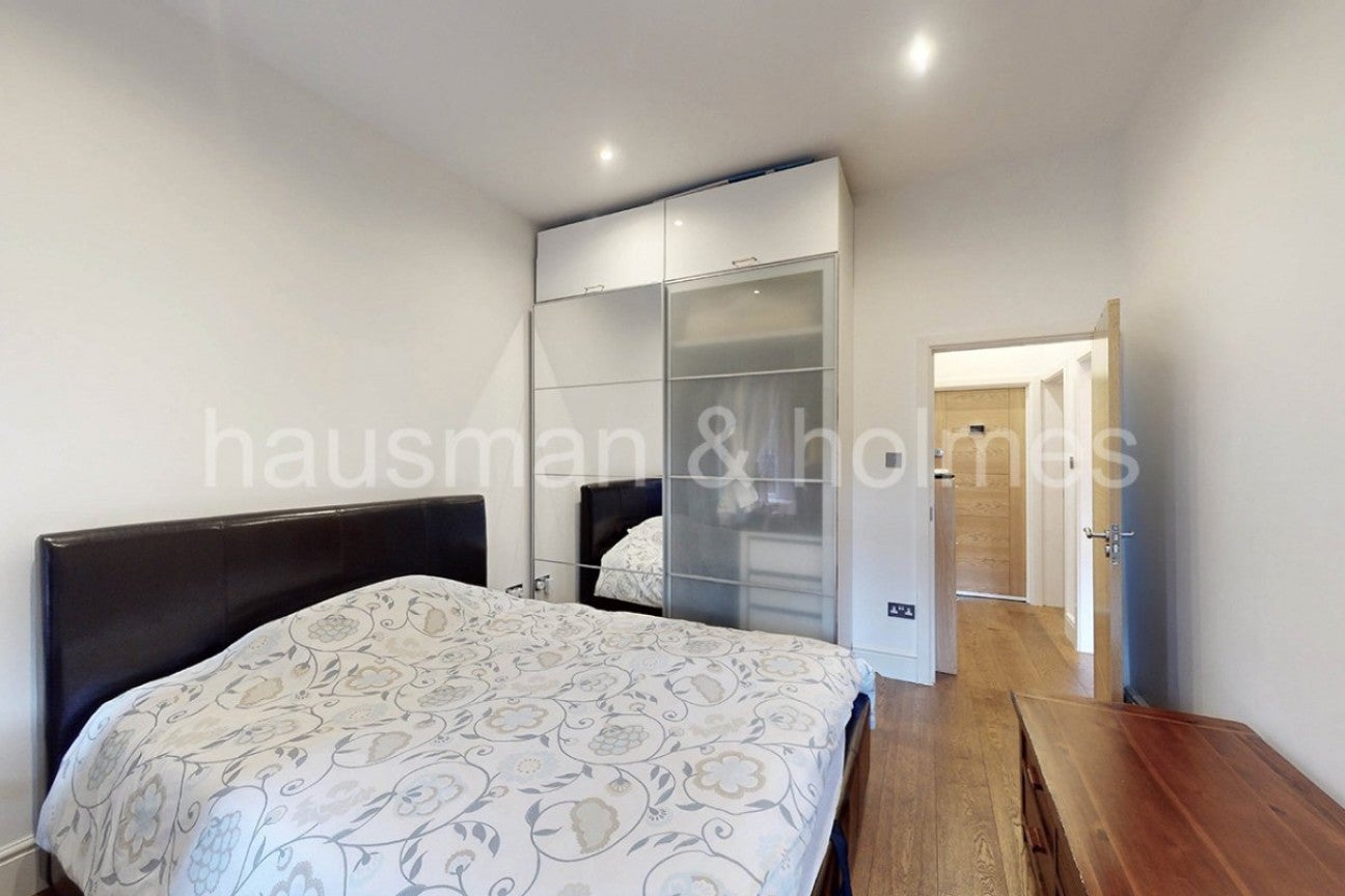 Flat Woodstock Road in Greater London