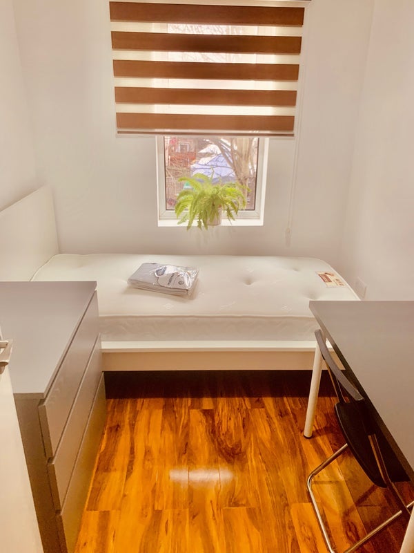 Room Brettenham Road in Greater London