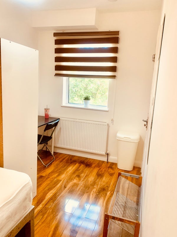 Room Brettenham Road in Greater London