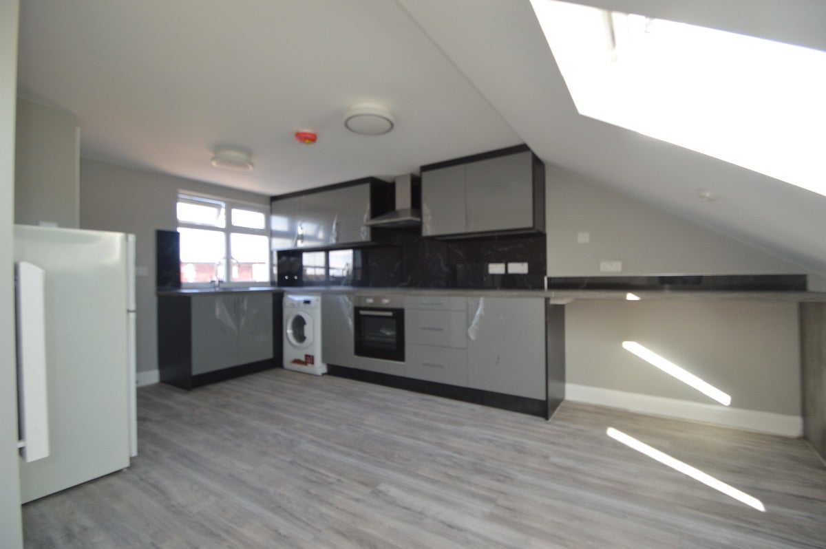 Flat Aberdeen Road in Greater London