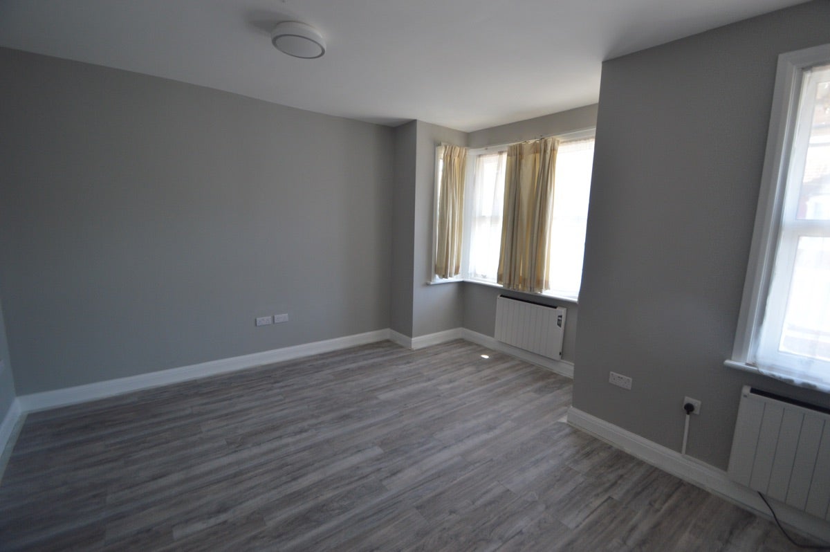 Flat Aberdeen Road in Greater London