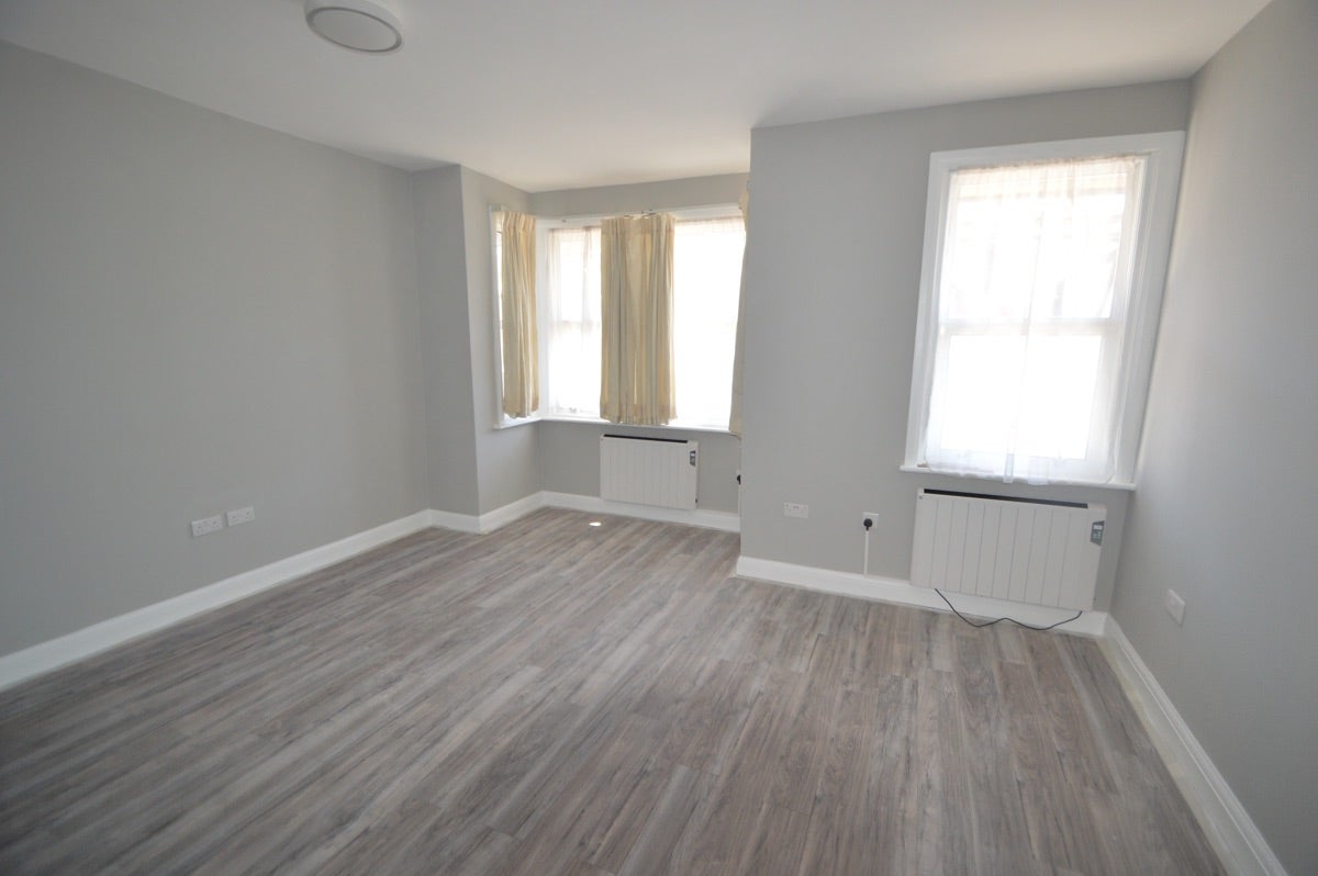 Flat Aberdeen Road in Greater London