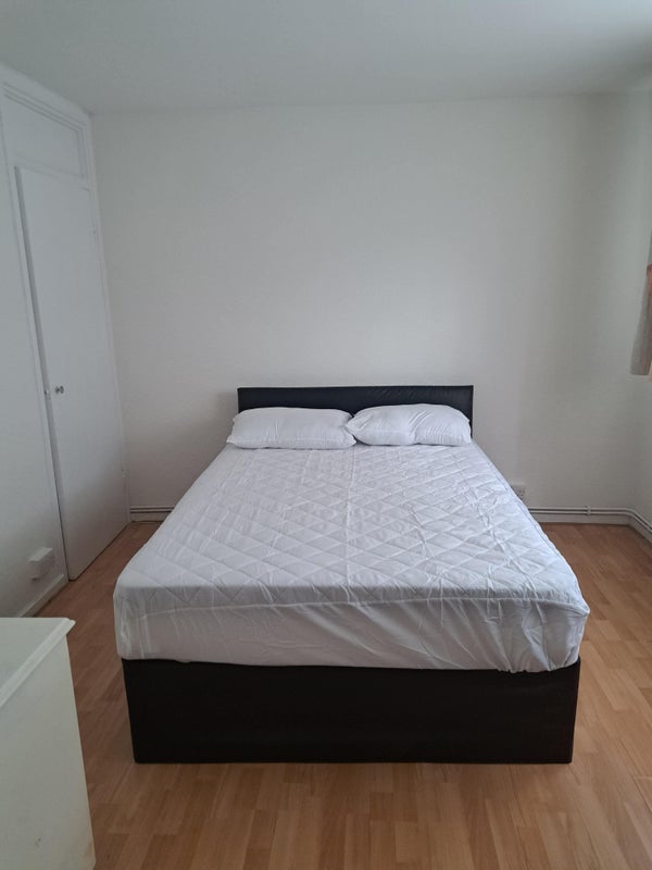 Room Dacre Park in Greater London