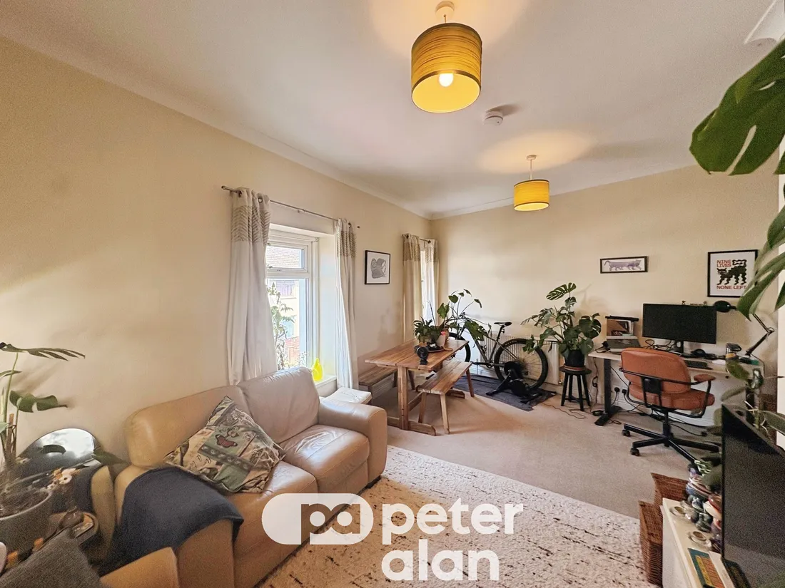 Flat Wyndham Crescent in Cardiff