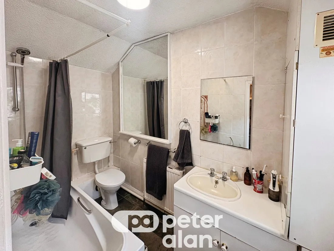 Flat Wyndham Crescent in Cardiff