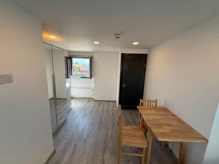 Flat Hartington Road in Greater London