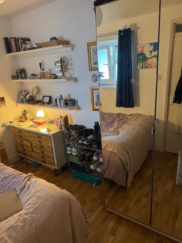 Room South Close in Greater London