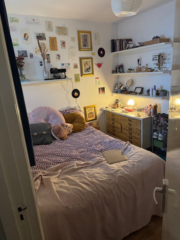 Room South Close in Greater London