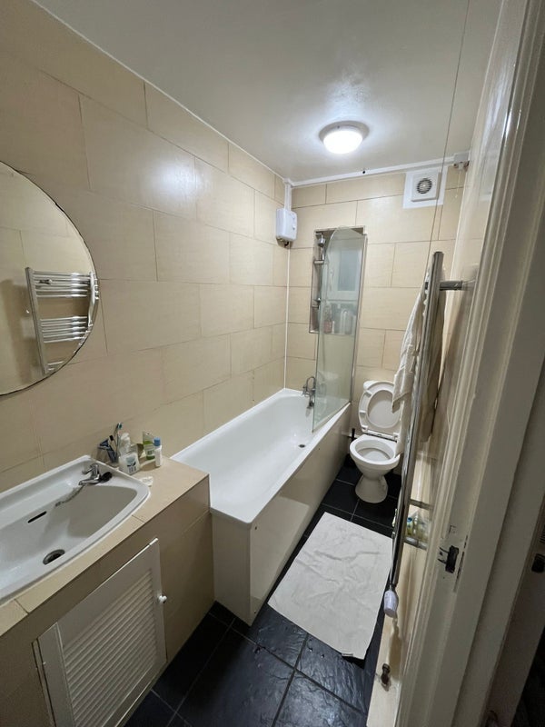 Room South Close in Greater London