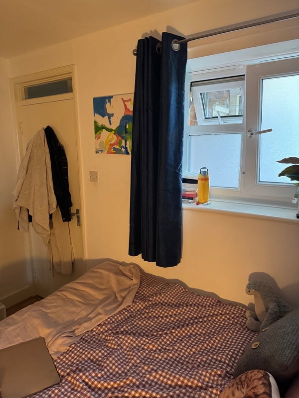 Room South Close in Greater London