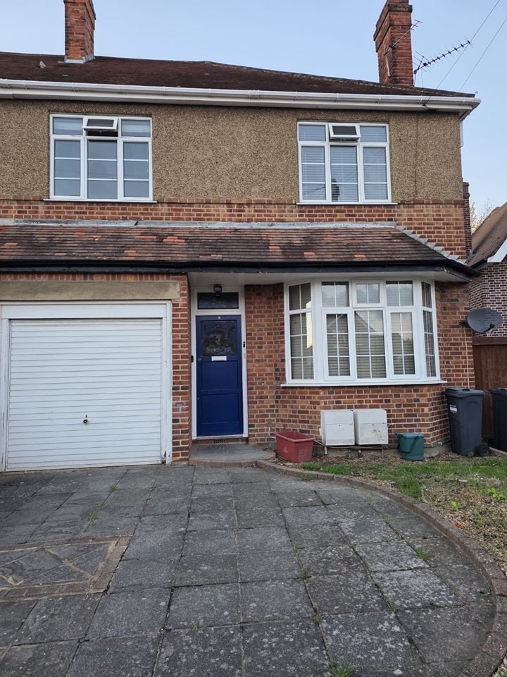 Flat Murray Avenue in Greater London