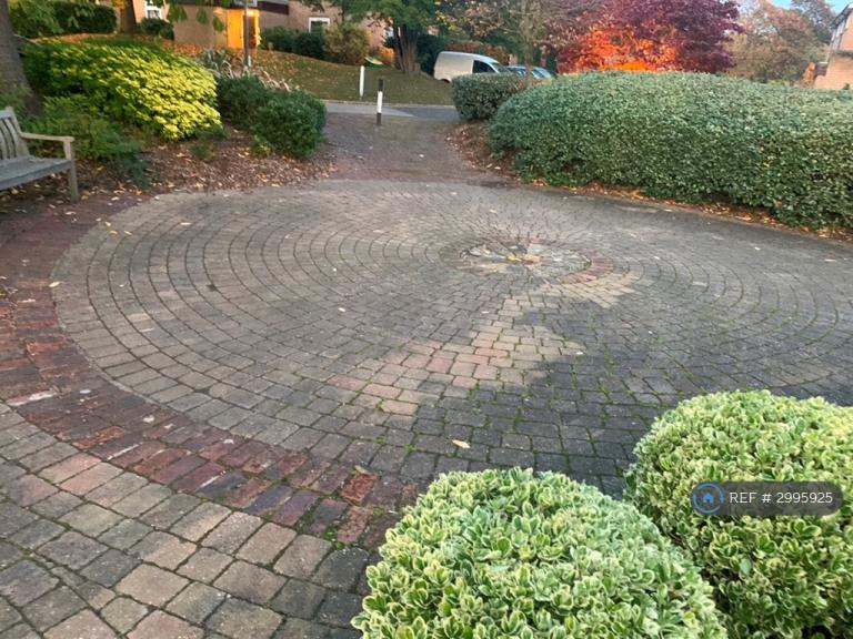 Flat Selborne Road in Greater London