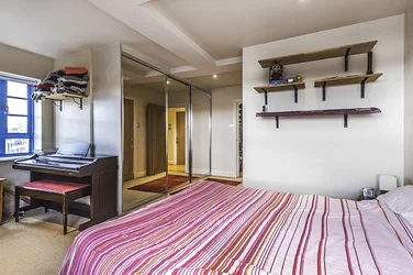 Flat Hawthorne Crescent in Greater London