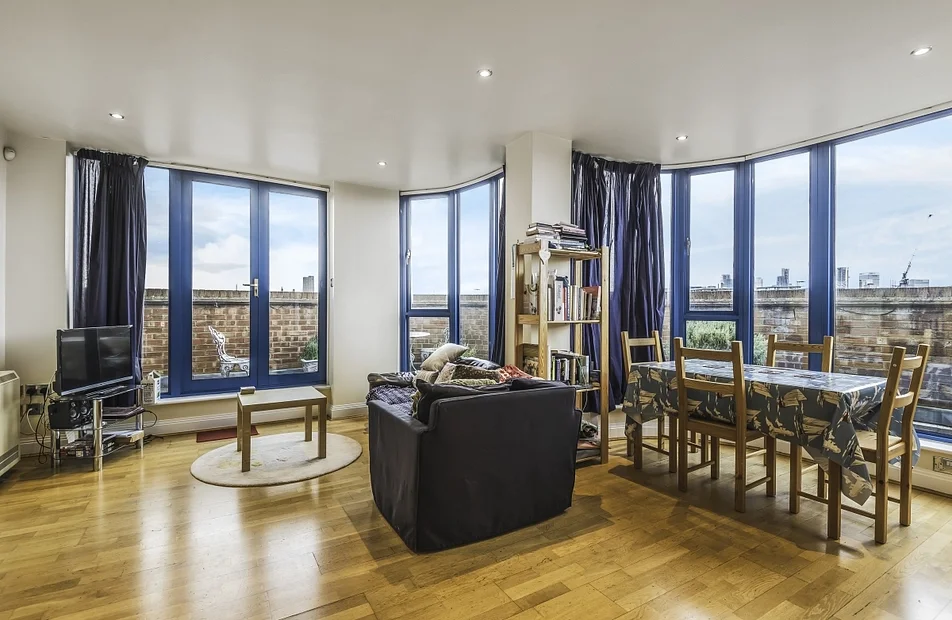 Flat Hawthorne Crescent in Greater London
