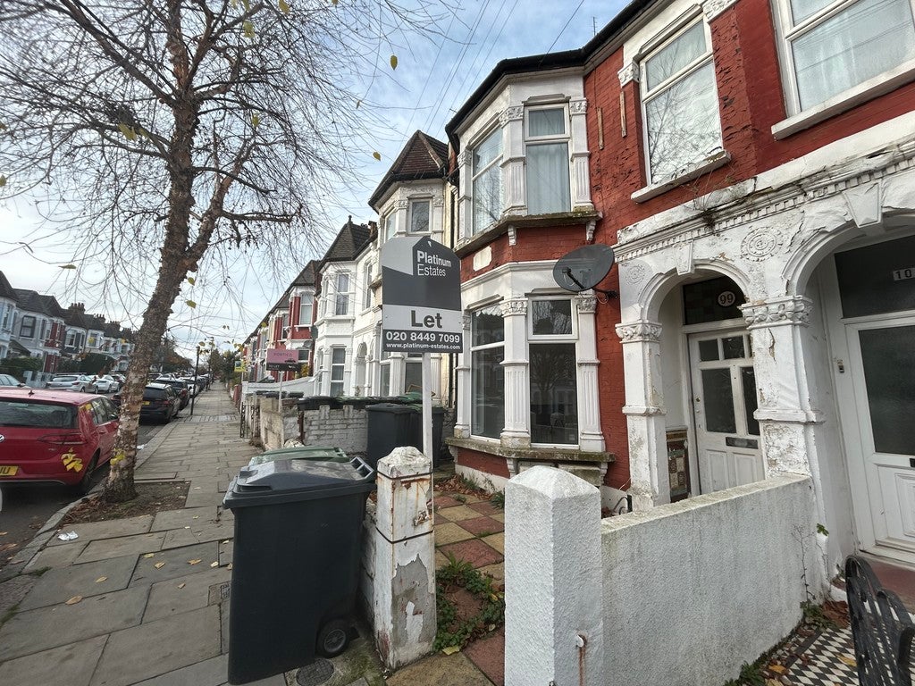 Flat Warham Road in Greater London