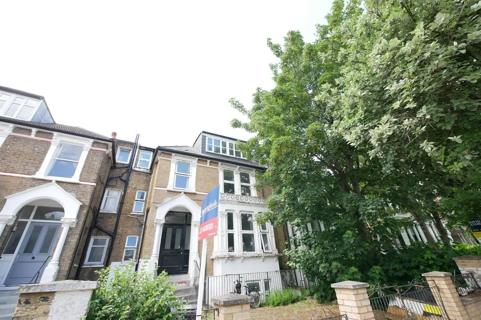 Flat Queen's Drive in Greater London