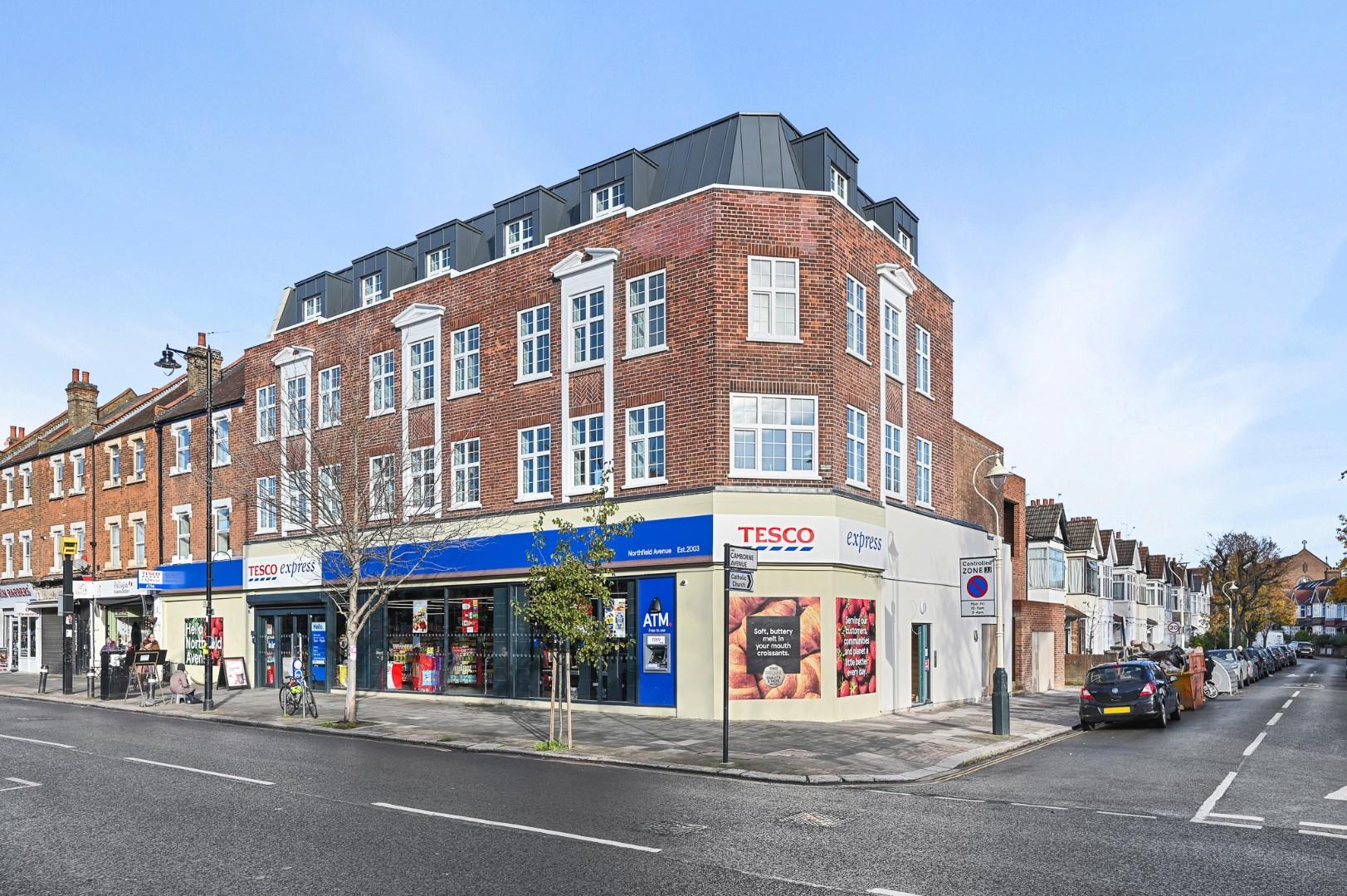 Flat Northfield Avenue in London