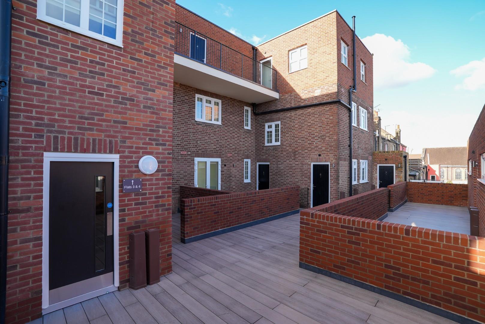 Flat Northfield Avenue in London