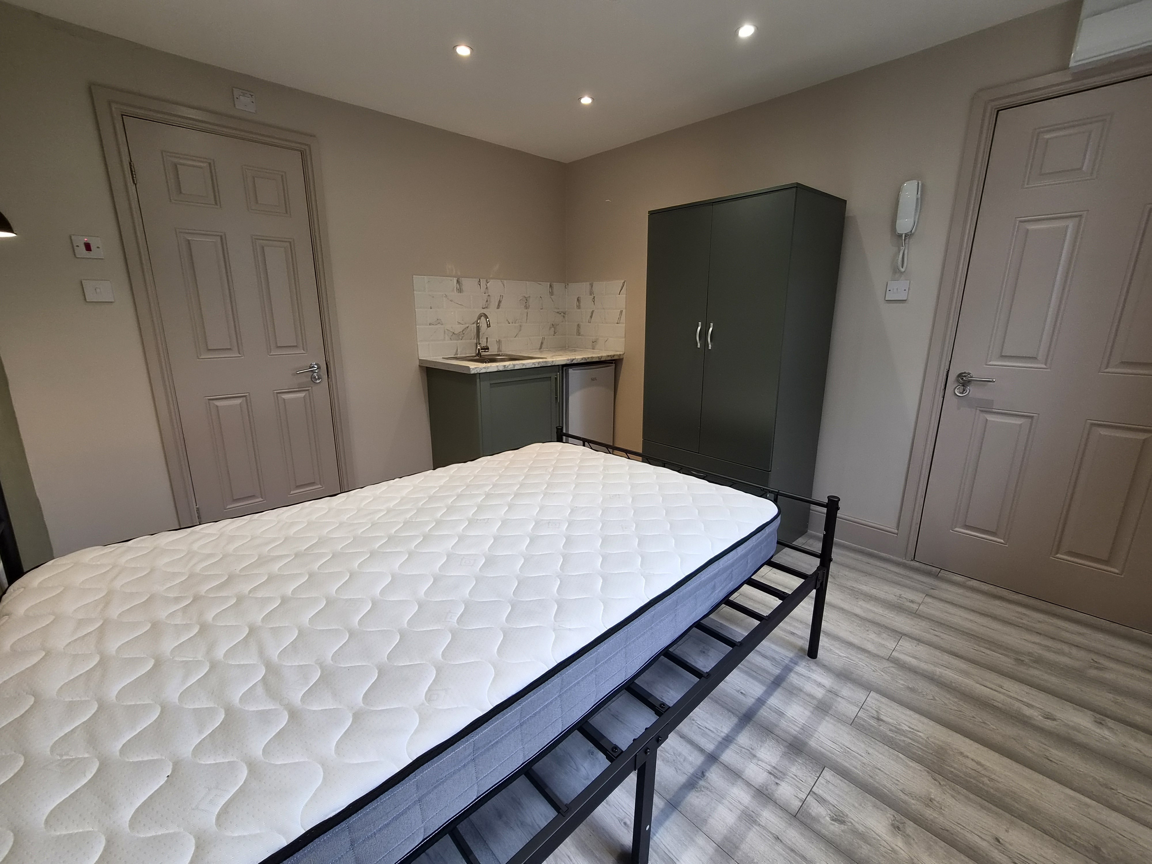 Room Rossmore Road in Poole