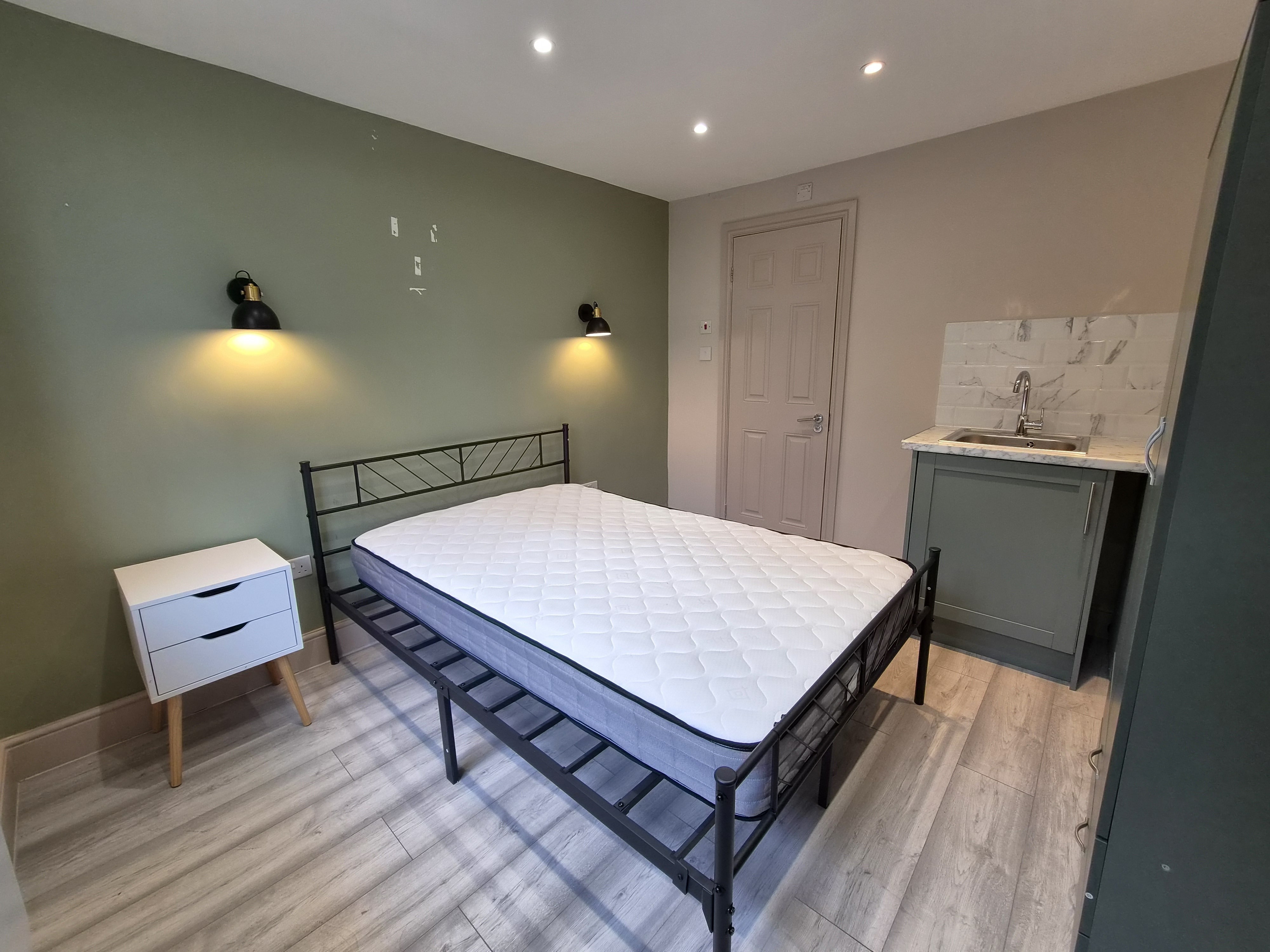 Room Rossmore Road in Poole