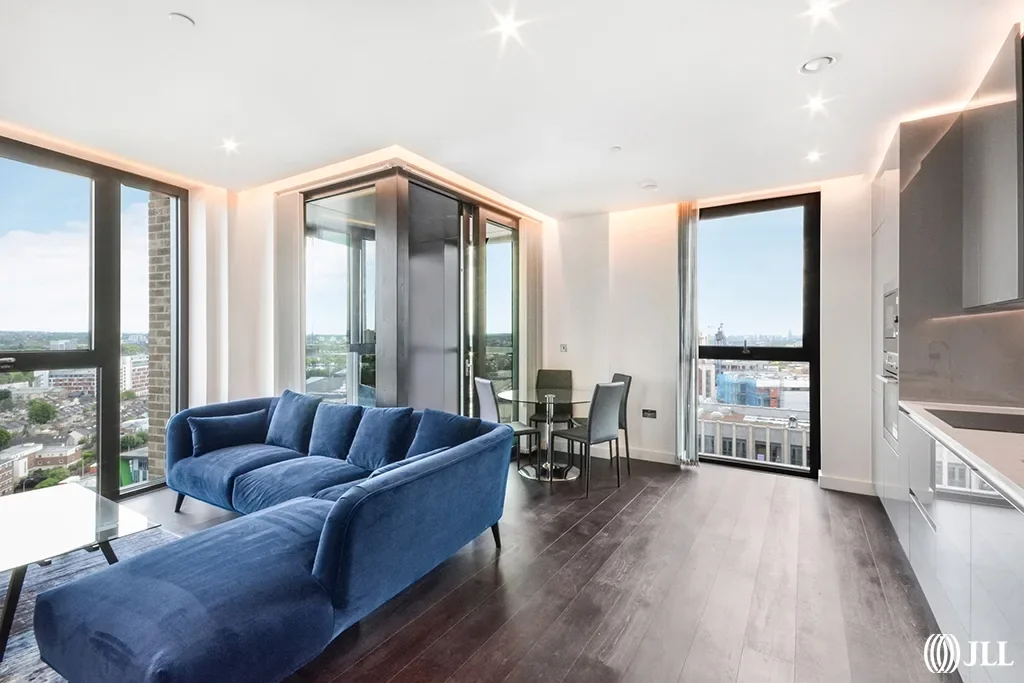 Flat Ponton Road in Greater London
