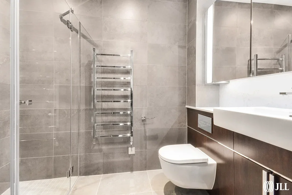 Flat Ponton Road in Greater London